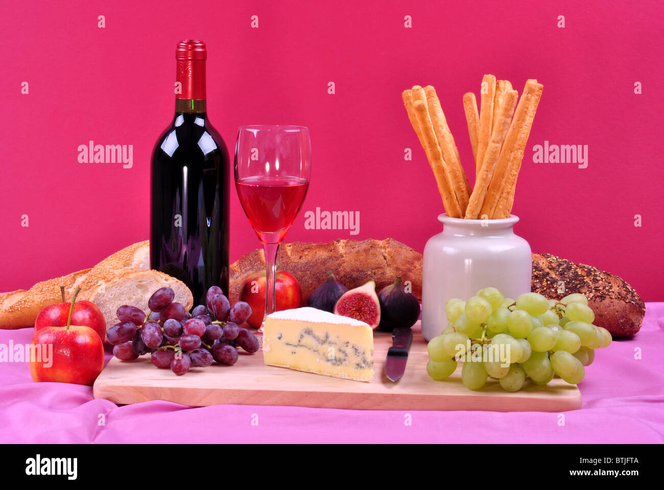 Conseil de bois avec un peu de fromage de moule bleue Banque D'Images