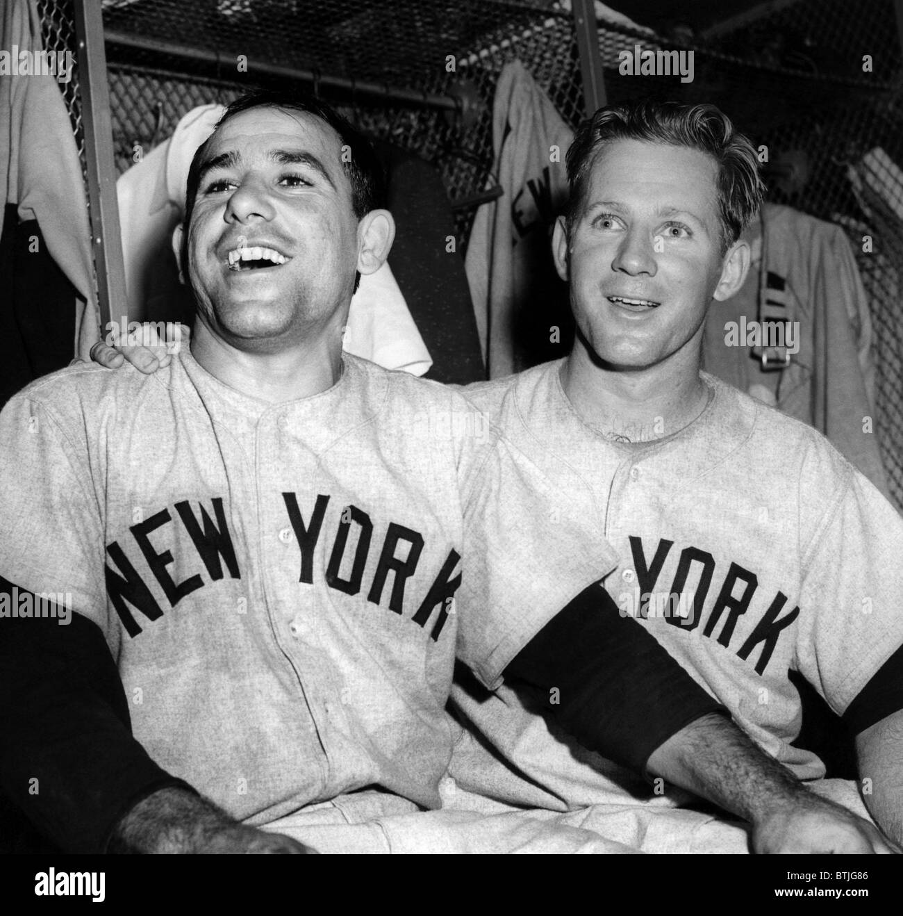 Yogi Berra et Whitey Ford, 1954. Avec la permission de : Archives CSU/Everett Collection Banque D'Images