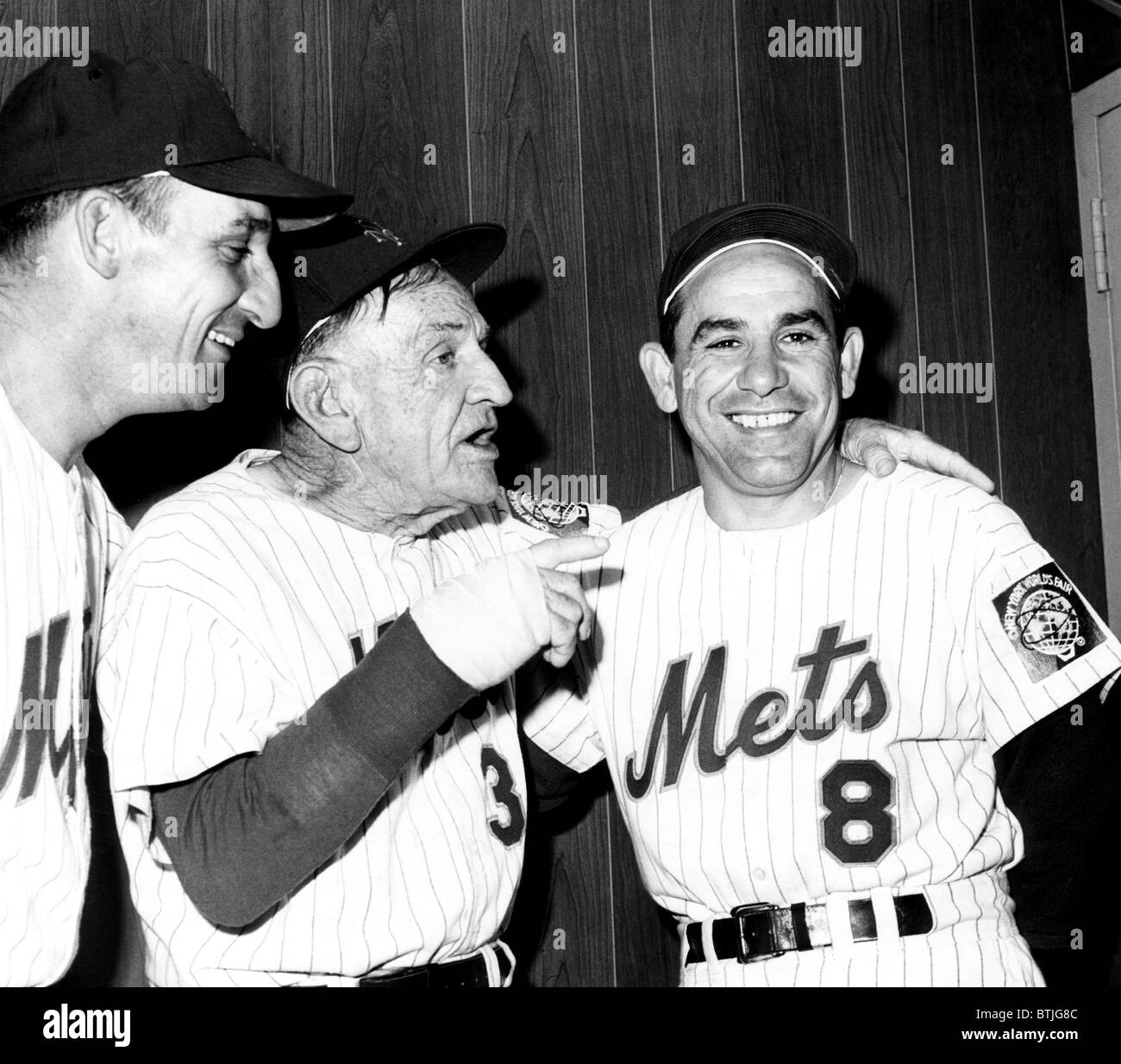 Warren Spahn, Casey Stengel et Yogi Berra au Shea Stadium, 1965. Avec la permission de : Archives CSU/Everett Collection Banque D'Images