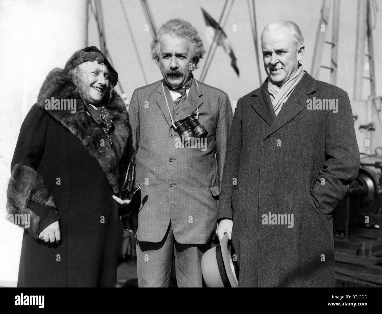 Albert Einstein et sa femme sont accueillis par Robert A. Millikan (chef de l'Institut de technologie de Californie) à bord du S.S. Oakl Banque D'Images
