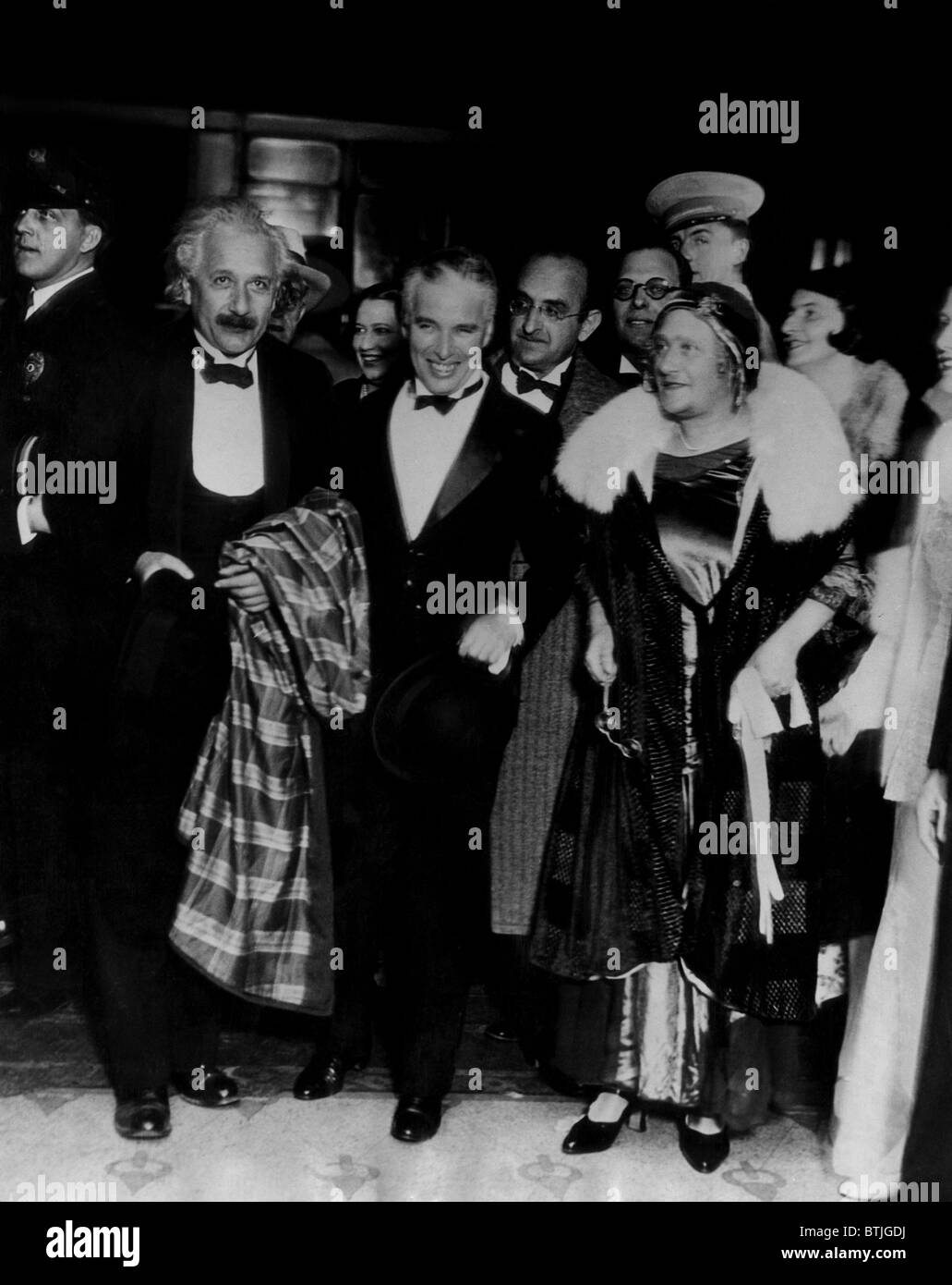 Albert Einstein (avant gauche), Charles Chaplin (centre), et Elsa Einstein (avant droit), arrivent à la ville de premiere film Chaplin Banque D'Images