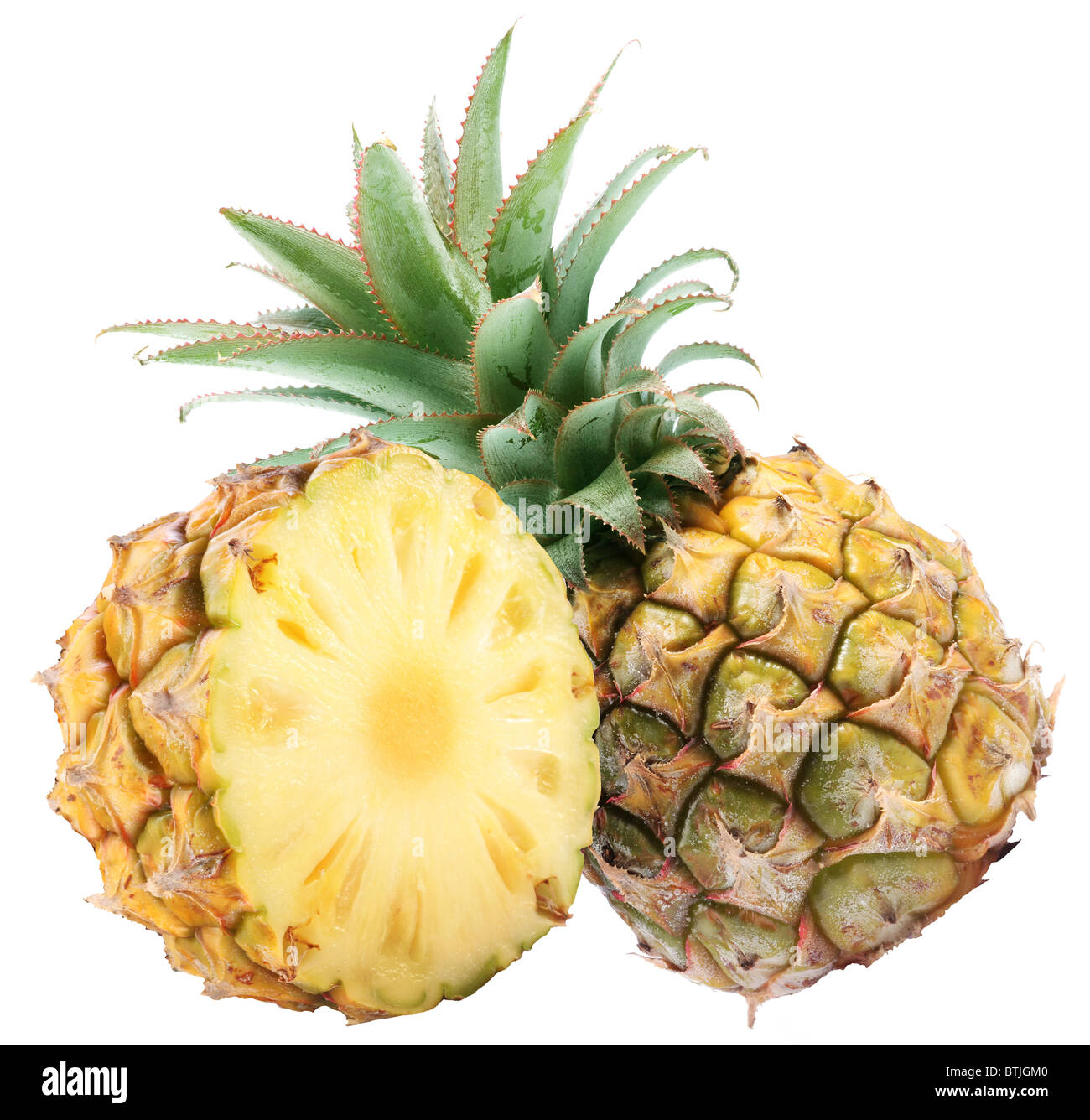 L'ananas avec rosette d'un vert et la moitié des fruits. Isolé sur fond blanc. Banque D'Images