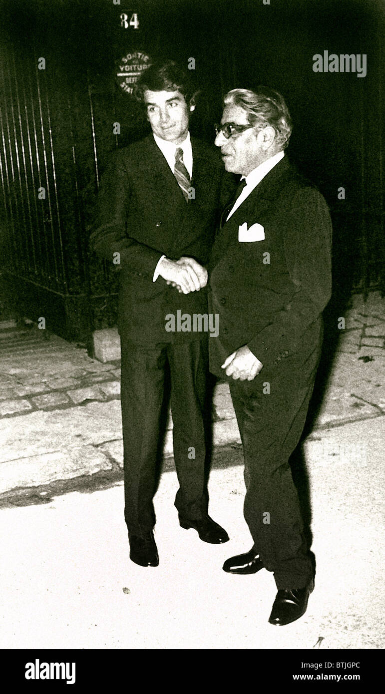 Aristote Onassis, avec Kim Rochas, après sa deuxième 'soiree' avec Maria Callas à leur domicile, à Paris, France, 1957 Banque D'Images