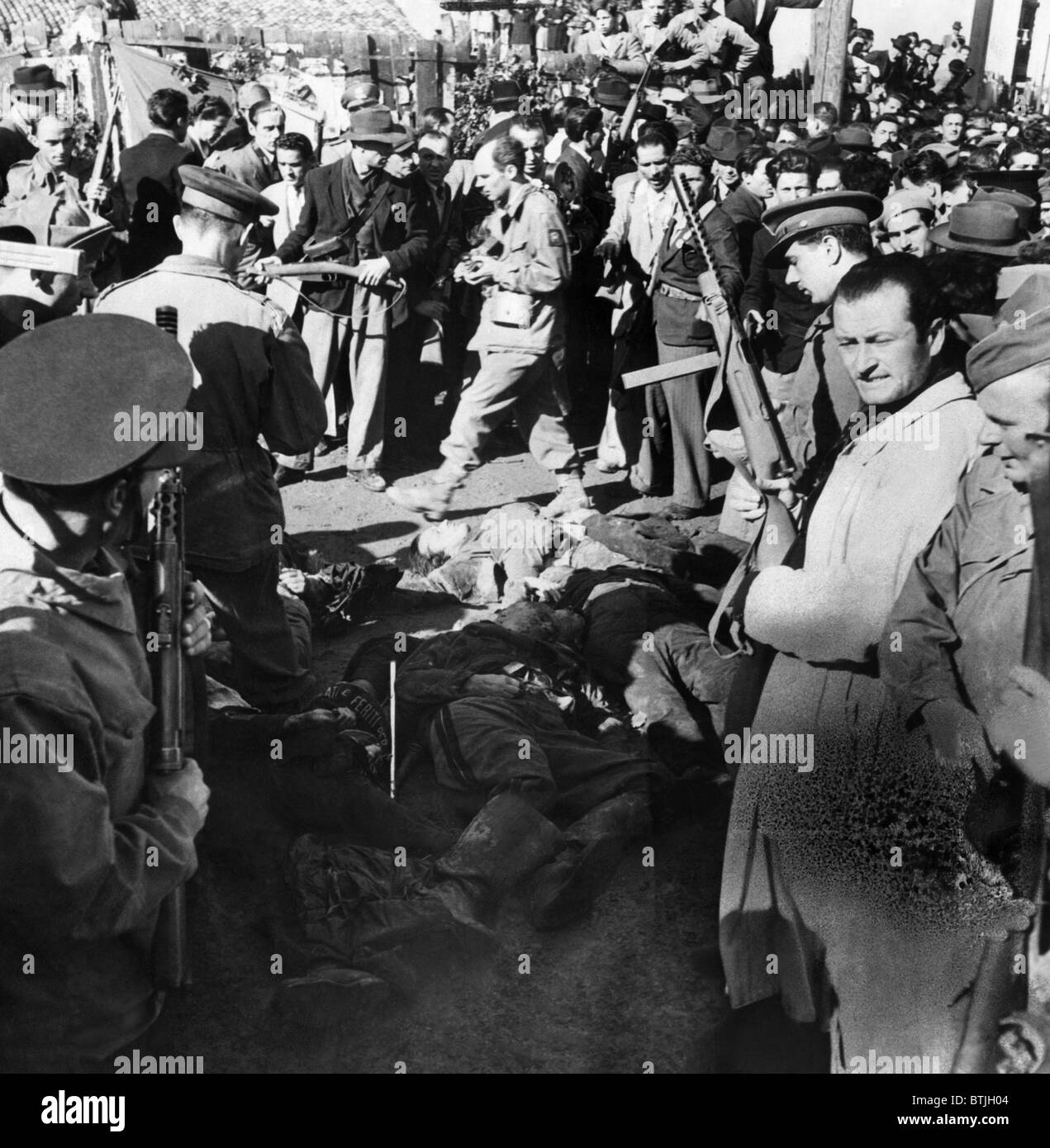 Le cadavre de Benito Mussolini (milieu, centre, au sol), dans la Piazza Lareto, entouré par les partisans de Milan. Circa 19 Banque D'Images