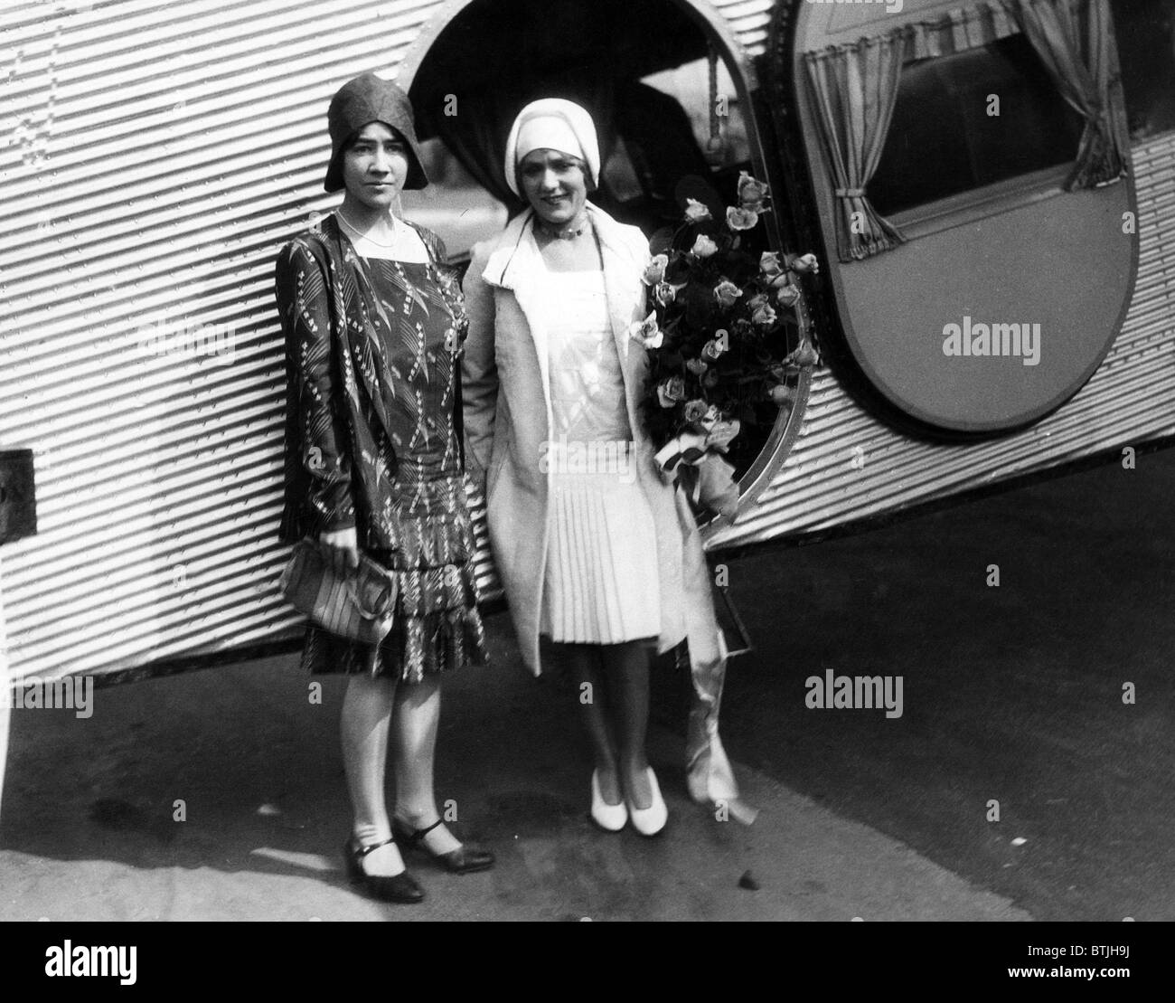 Anne Lindbergh et Mary Pickford prenant part à la cérémonie de baptême du ciel tri-avion pour être piloté par Charles Lindbergh Banque D'Images