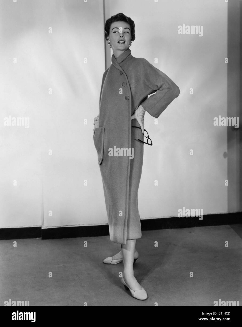 Les modèles d'une femme un chameau fleece manteau dessiné par Claire McCardell, vers 1953. Photo : Archives de la CSU/Everett Collection Banque D'Images