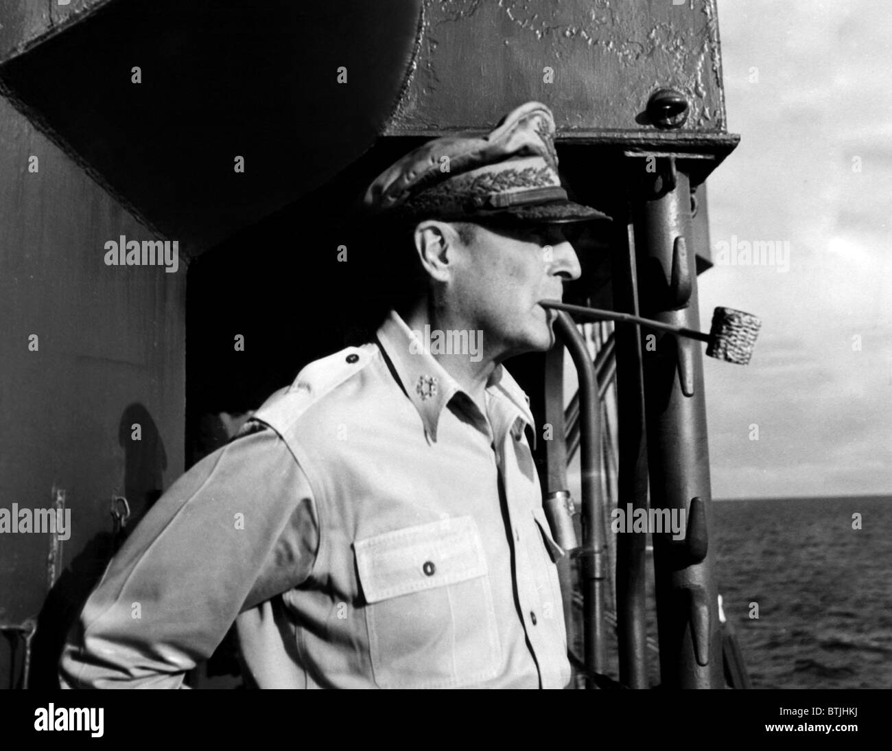 Le général Douglas MacArthur, (1880-1964), commandant suprême allié américain, de la région du Sud-Ouest du Pacifique, lors d'une visite à Marseille, le 25 juin 194 Banque D'Images