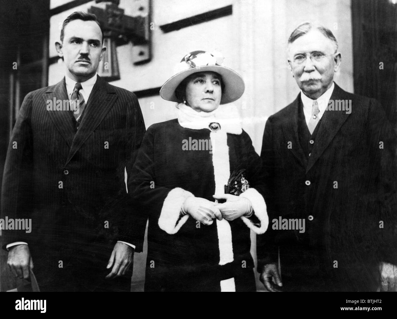 Edward L. Doheny, Jr., Mme Doheny, et Edward L. Doheny, Sr., laissant la Cour fédérale à Los Angeles, après avoir été jugé dans un Banque D'Images
