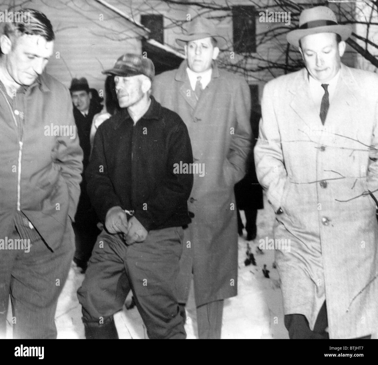 Le tueur en série Ed Gein est dirigée loin de sa ferme par des détectives, Plainfield, Wisconsin, 18 Novembre 1957 Banque D'Images