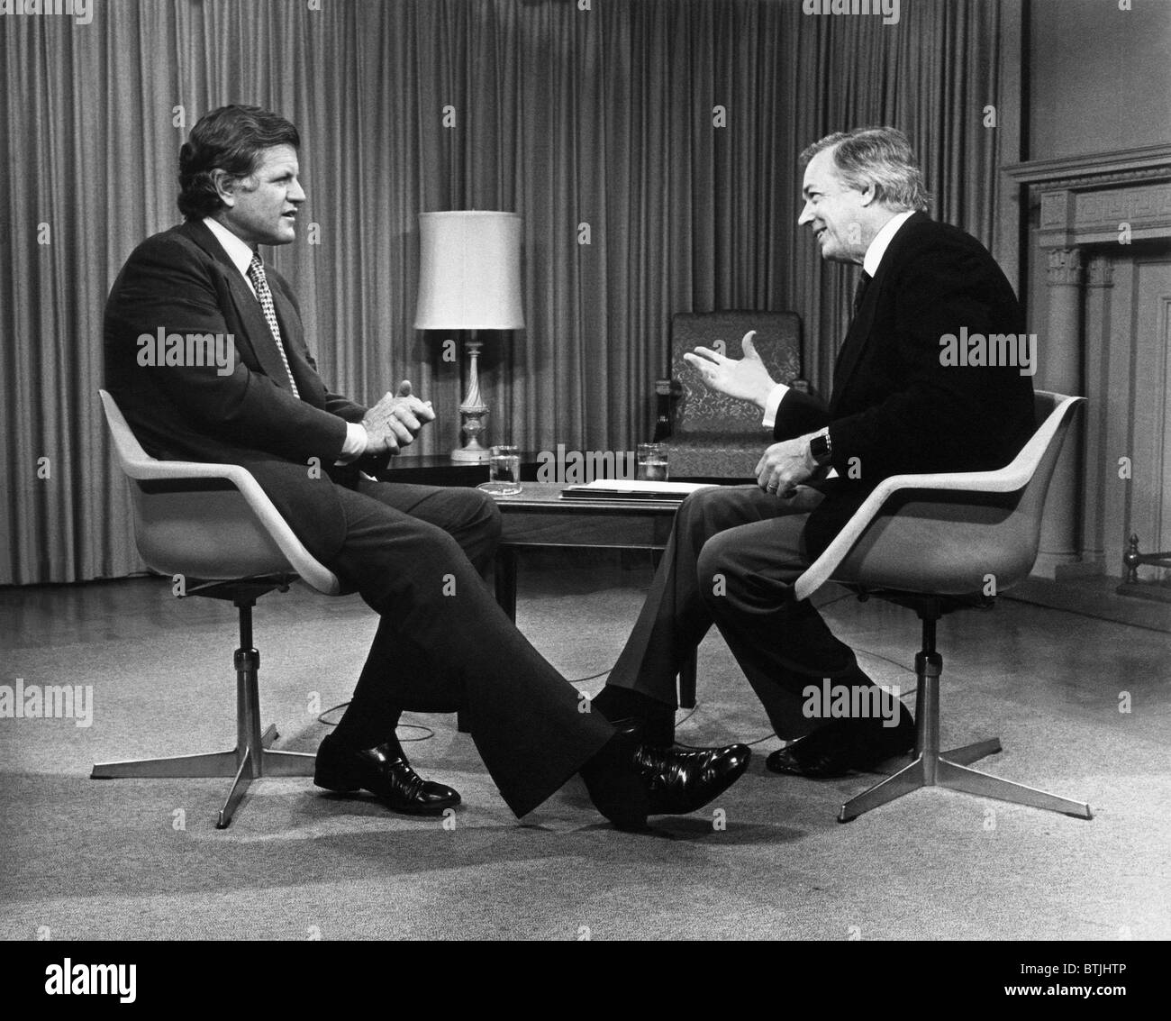 De gauche, le sénateur Edward Kennedy, Hugh Downs, discuter de l'assurance maladie nationale, plus facile, le 15 novembre 1978, avec la permission de : CSU Banque D'Images