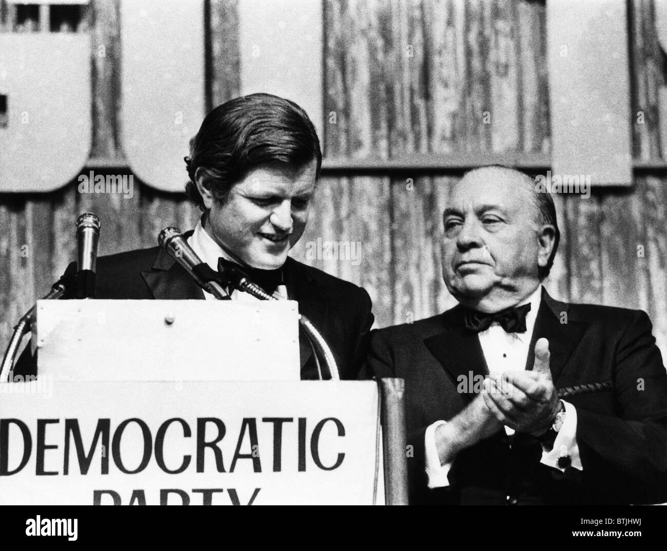 De gauche, le sénateur Edward Kennedy, Maire de Chicago, Richard Daley, à un dîner de financement démocratique, le 24 mai 1972, avec la permission de : CSU Banque D'Images