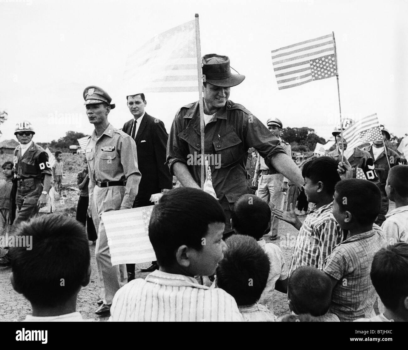Le sénateur Edward Kennedy, touring Ban Me Thout, Sud Vietnam, novembre 1965, avec la permission de : Archives CSU/Everett Collection Banque D'Images