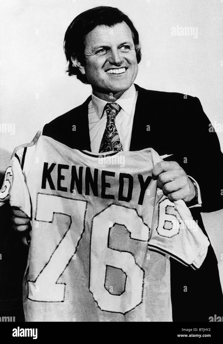 Le sénateur Edward Kennedy, a présenté avec chemise par Framingham State College les étudiants qui espère qu'il va exécuter pour président en 1976, un Banque D'Images