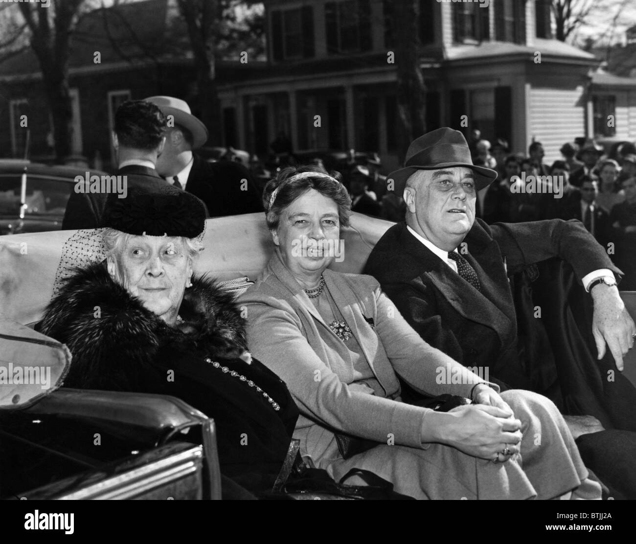 La Première Dame Eleanor Roosevelt (centre), le président Franklin D. Roosevelt (à droite), et sa mère Sara D. Roosevelt (extrême gauche), Banque D'Images