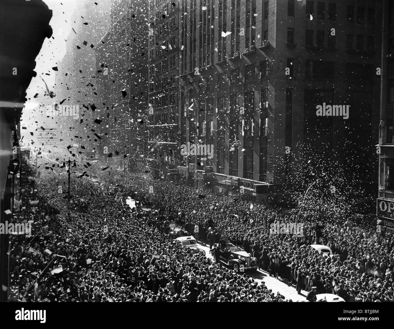 La foule sur la 7e Avenue à New York après l'élection présidentielle de Franklin D. Roosevelt la victoire, 1940. Banque D'Images