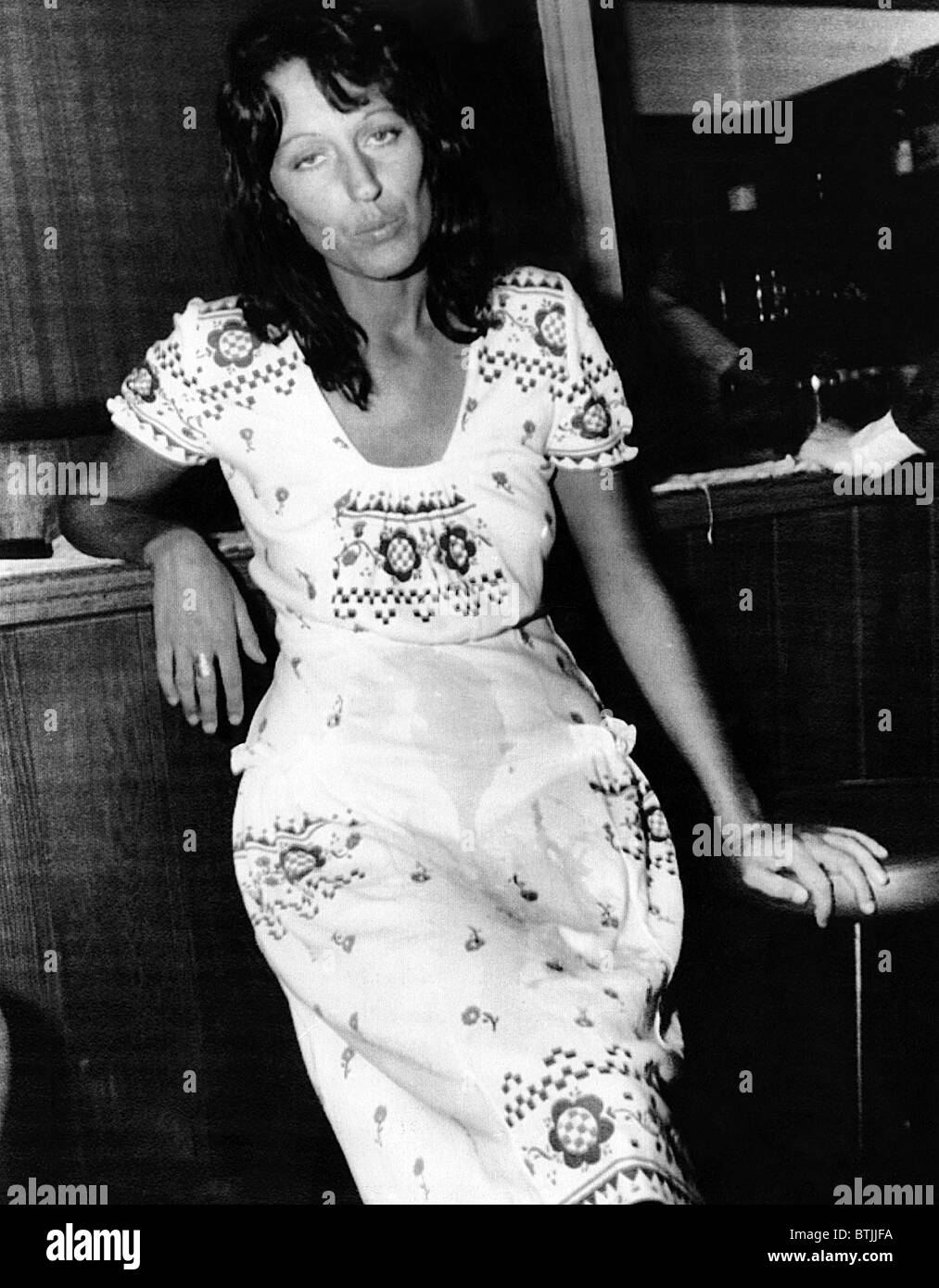 Germaine Greer féministes au King's Hotel après avoir été fouettés avec des oeufs lors d'une manifestation à Hyde Park, Londres, Angleterre. 11 mars 197 Banque D'Images