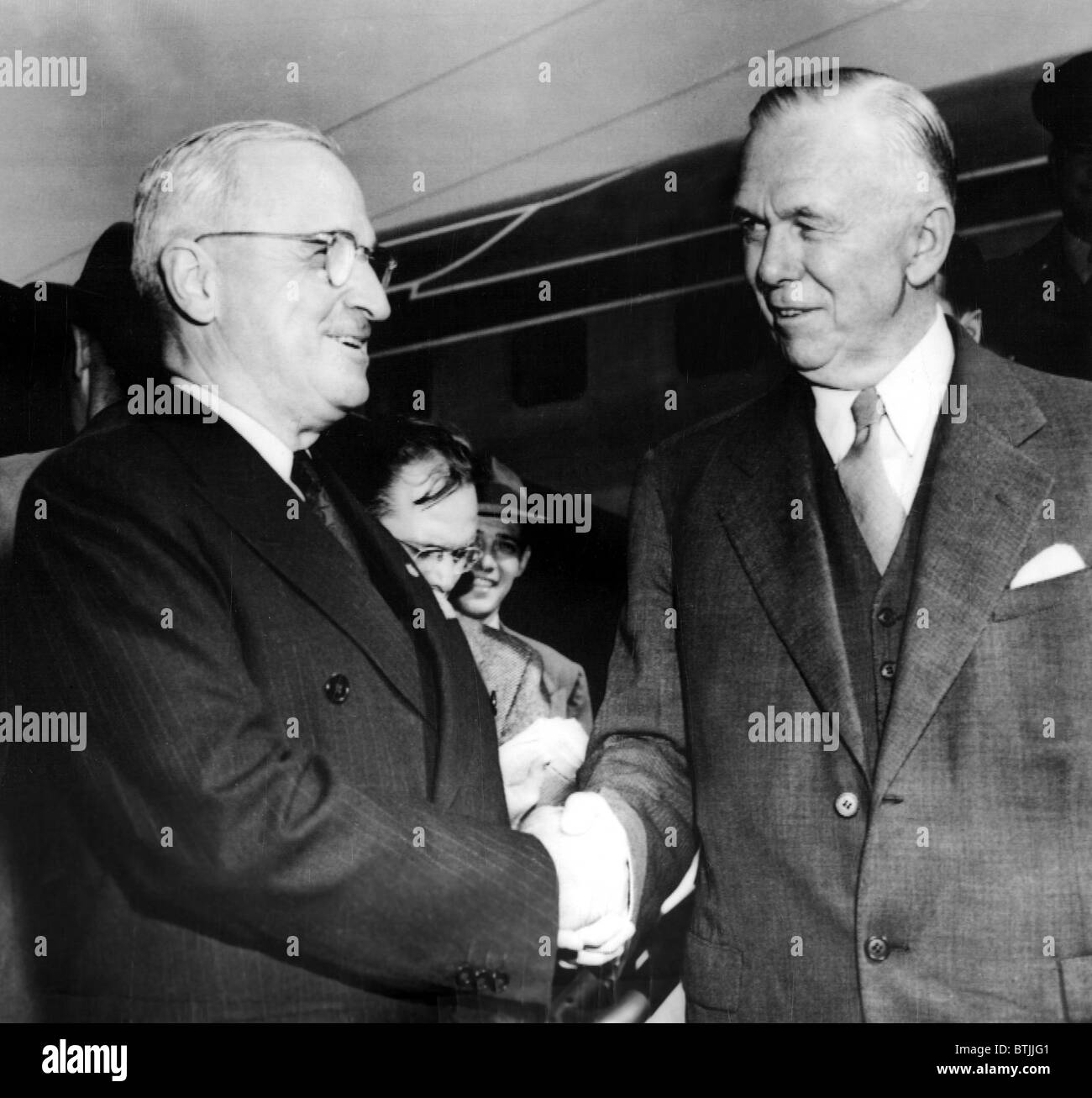 Le président Truman accueille le secrétaire d'État George C. Marshall à l'Aéroport National, 10/9/48 Banque D'Images