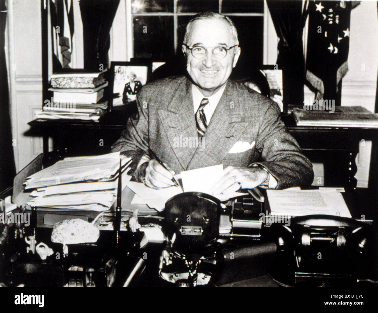 Le président Harry Truman qui travaille dans son bureau de la Maison Blanche, 1946. Banque D'Images