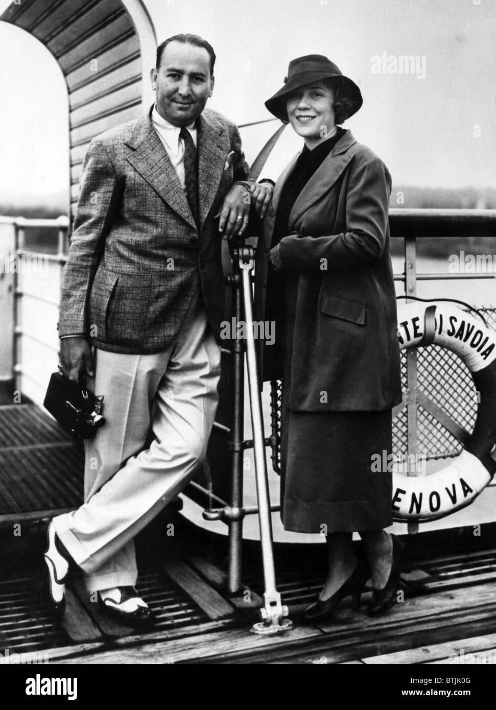 American Movie producteur Hal Wallis et son épouse Louise Fazenda, à bord du S.S. Conte di Savoia après son arrivée à New York : Banque D'Images