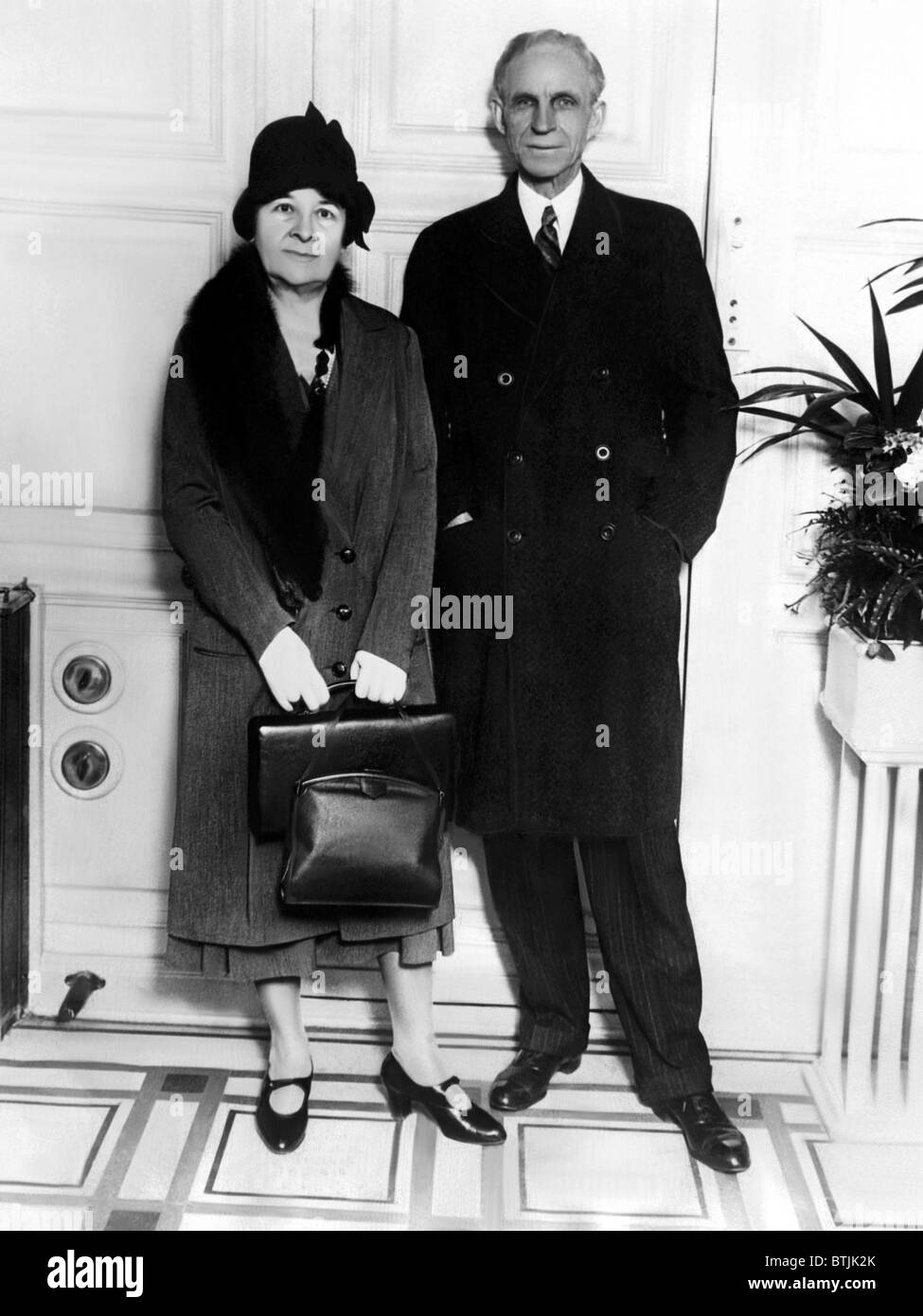 Clara Bryant Ford Henry Ford et arriver à New York sur le S.S. Majestic après une visite en Angleterre. 1928. Avec la permission de : CSU Ar Banque D'Images