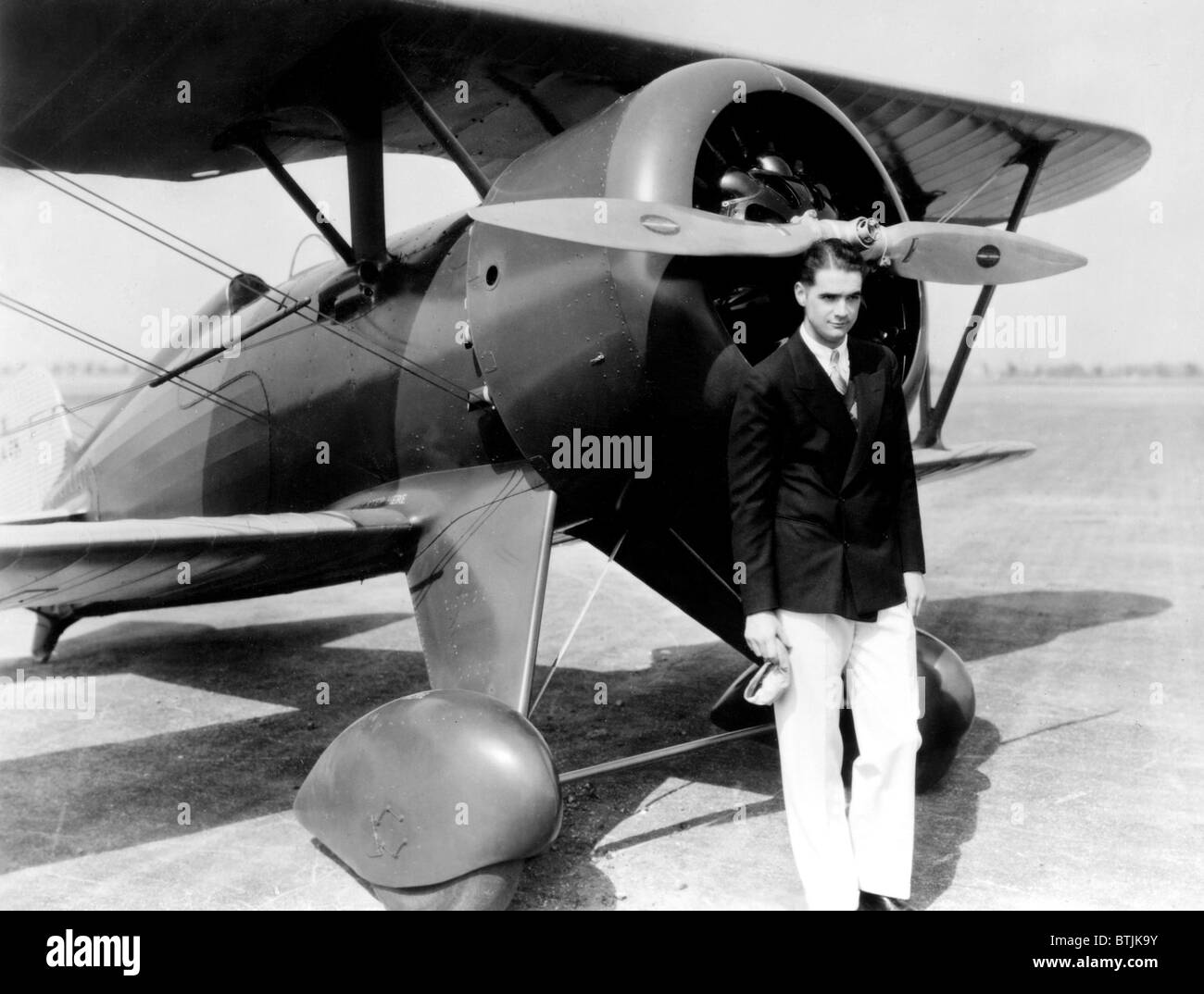 Howard Hughes, avec Boening Poursuite Avion, (sans date) Banque D'Images