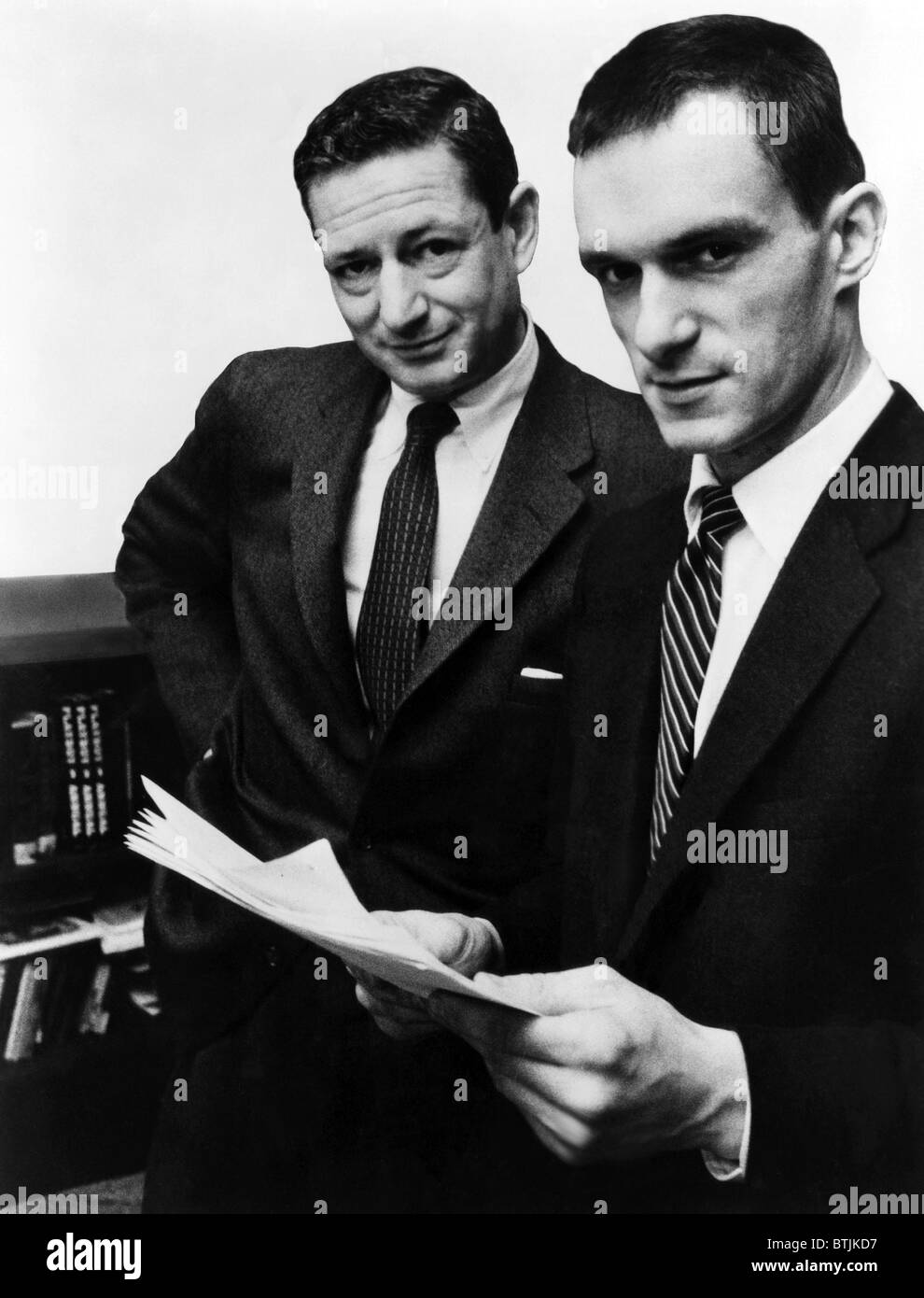 Auteur A.C. Spectorsky et Hugh Hefner, rédacteur-éditeur de la revue Playboy, ca 1956. Avec la permission des Archives CSU/Everett Collection. Banque D'Images