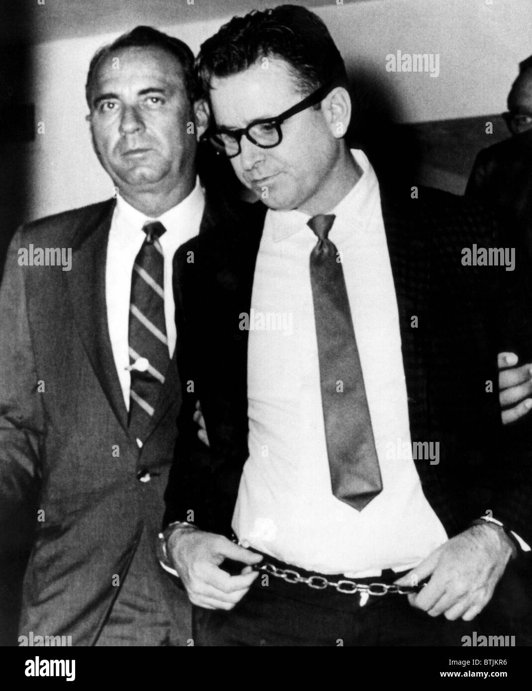 James Earl Ray (avant droit), assassin de Dr. Martin Luther King Jr. d'être escorté hors de la prison de l'État du Tennessee par Grand Mic Banque D'Images
