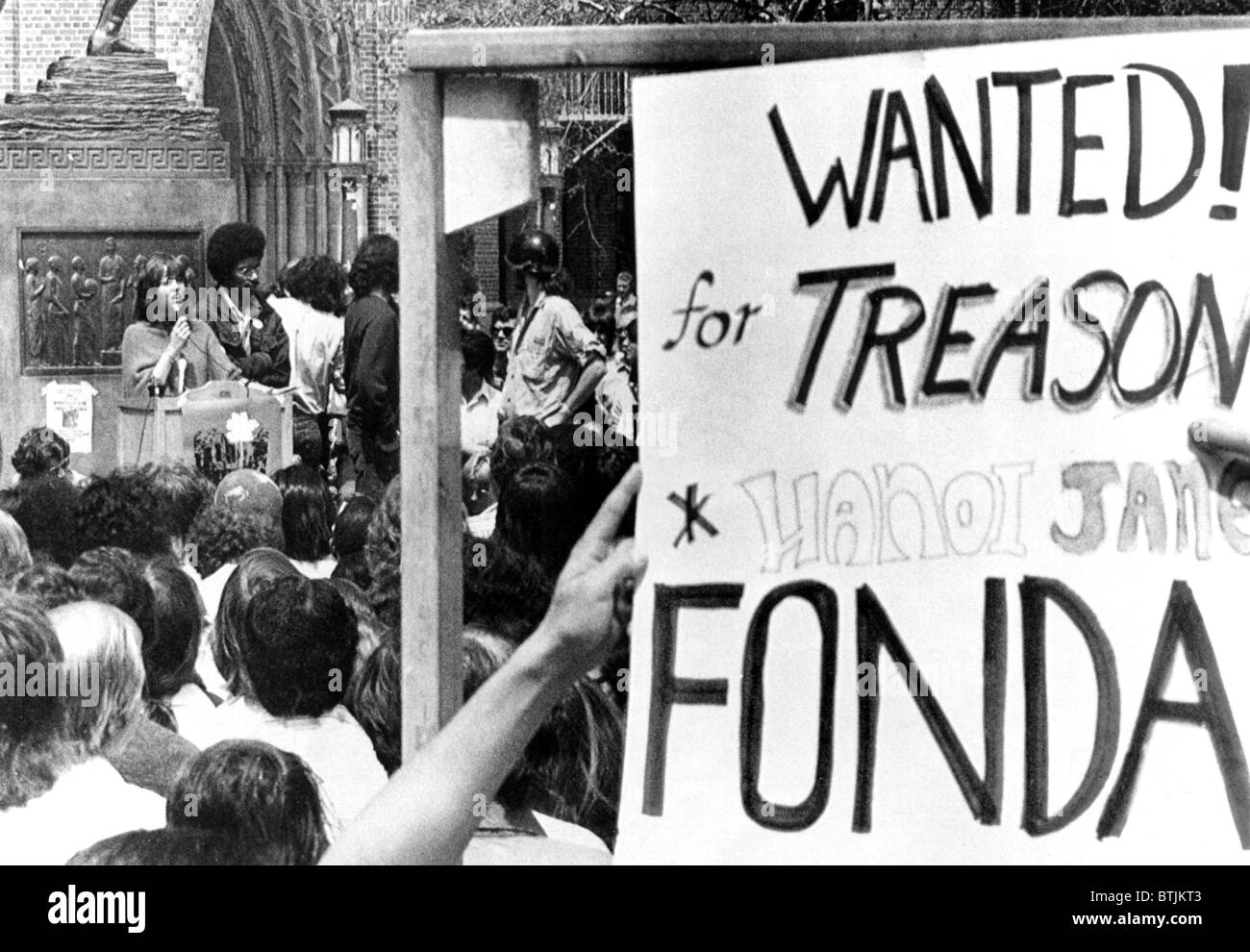 Jane Fonda (à gauche), les étudiants titulaires d'anti-Jane Fonda' signe alors que Fonda s'adresse aux élèves sur le campus de l'Université de Cal Sud Banque D'Images