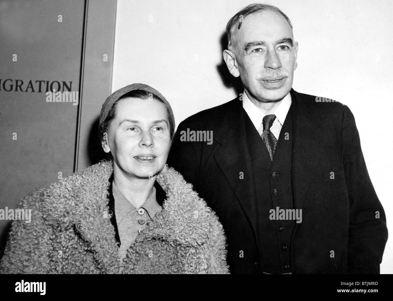John Maynard Keynes & femme. L'économiste arrive à Paris, 5/8/41 Banque D'Images