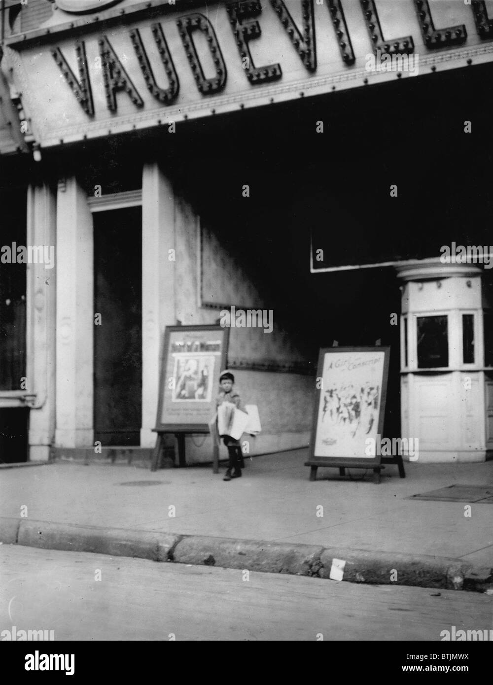 Le travail des enfants en face d'un cinéma. Harry Silverstein, crieur, 7 ans, vend des articles 8 heures par jour à 25 cents par semaine, ne fume pas, visites des saloons, Wilmington, Delaware, photo de Lewis Wickes Hine, Mai, 1910. Banque D'Images