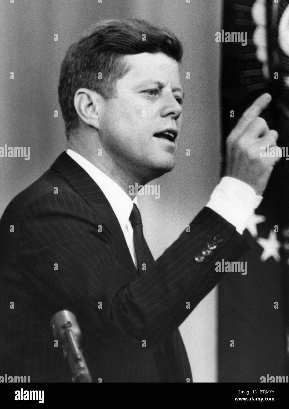 John F. Kennedy, indique à la presse qu'il envoie W. Averell Harriman, sous-secrétaire d'État aux affaires politiques à Moscou Banque D'Images