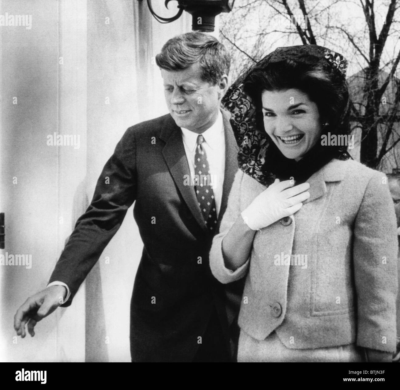John F. Kennedy, Jacqueline Kennedy, arrivant à Middleburg Centre Communautaire pour la masse, Charlottesville, Virginie, le 1 avril, 1962. CSU Banque D'Images