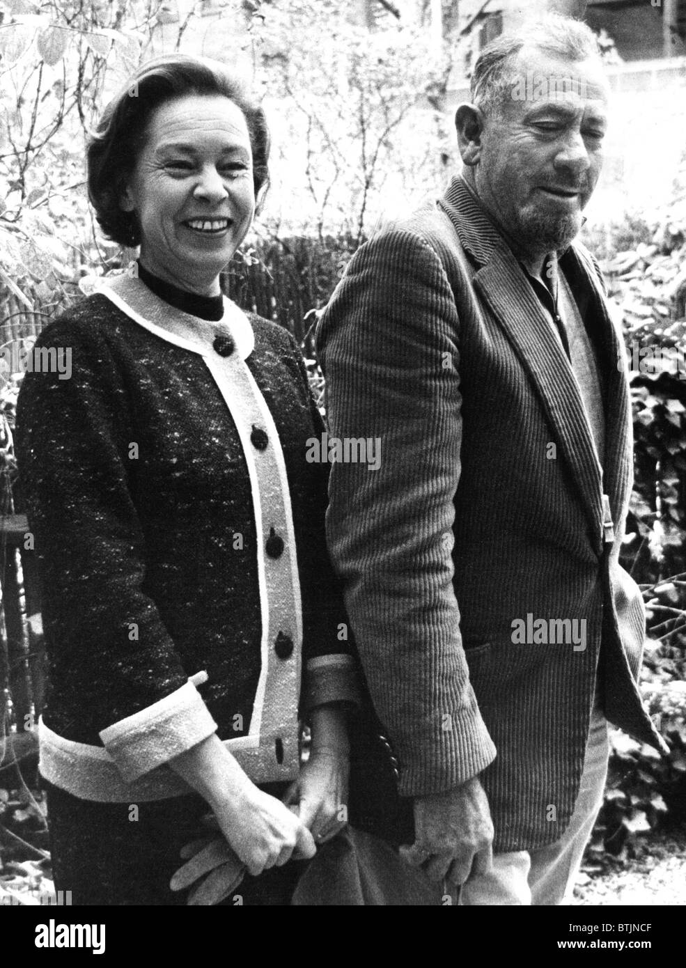 JOHN STEINBECK, avec son épouse Elaine c. 1962 Banque D'Images