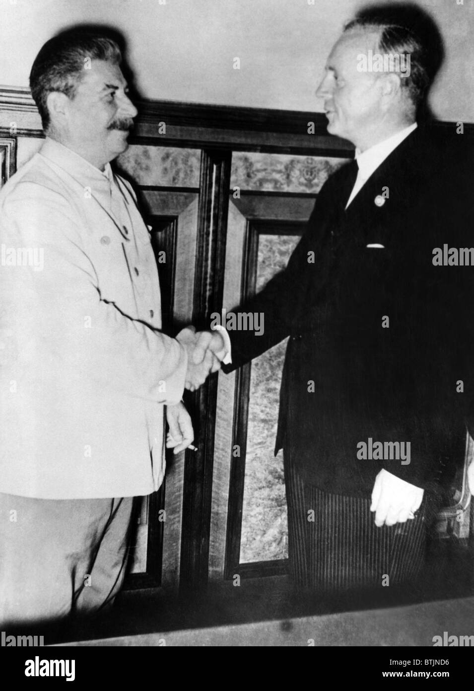 Secrétaire général soviétique Joseph Staline (à gauche), serre la main avec le Ministre allemand des affaires étrangères Joachim von Ribbentrop comme ils concluent Banque D'Images