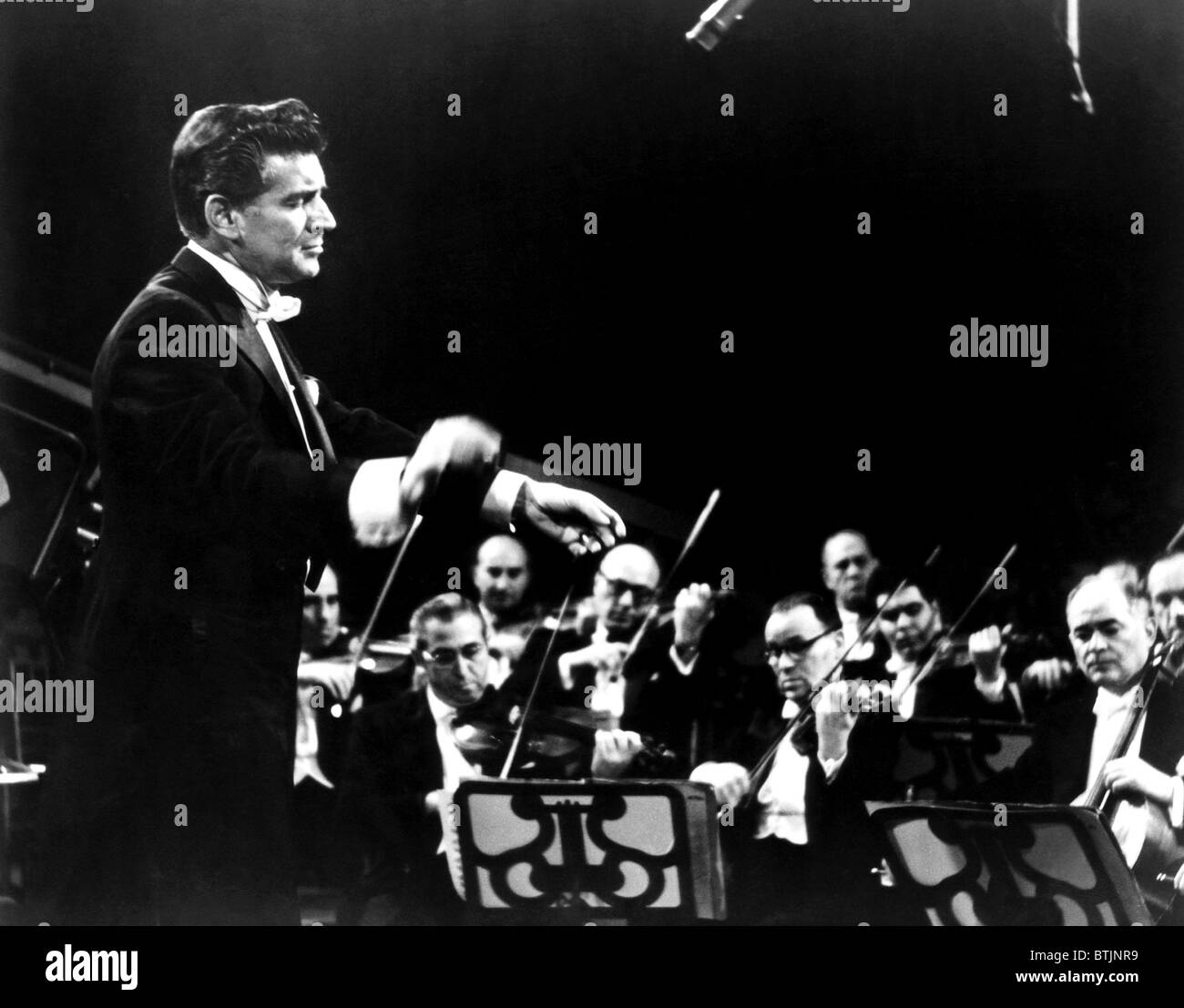 Leonard Bernstein dirige l'Orchestre philharmonique de New York, 1963. Avec la permission de : Archives CSU/Everett Collection Banque D'Images