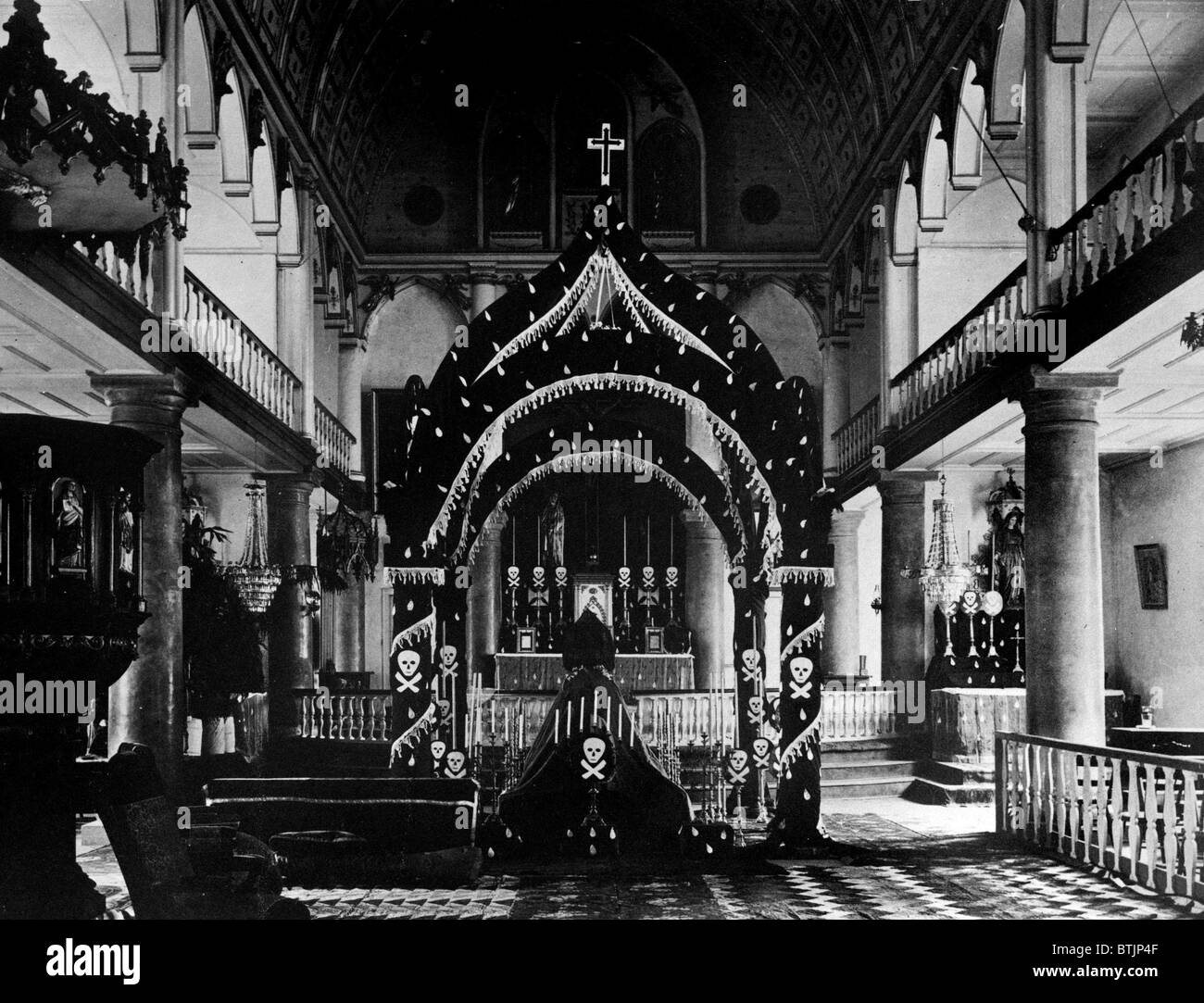 La religion, la Cathédrale Notre Dame de la paix, de l'intérieur avec l'autel et tête de mort, 1183 Fort Street, Honolulu, Hawaii, 1886. Banque D'Images