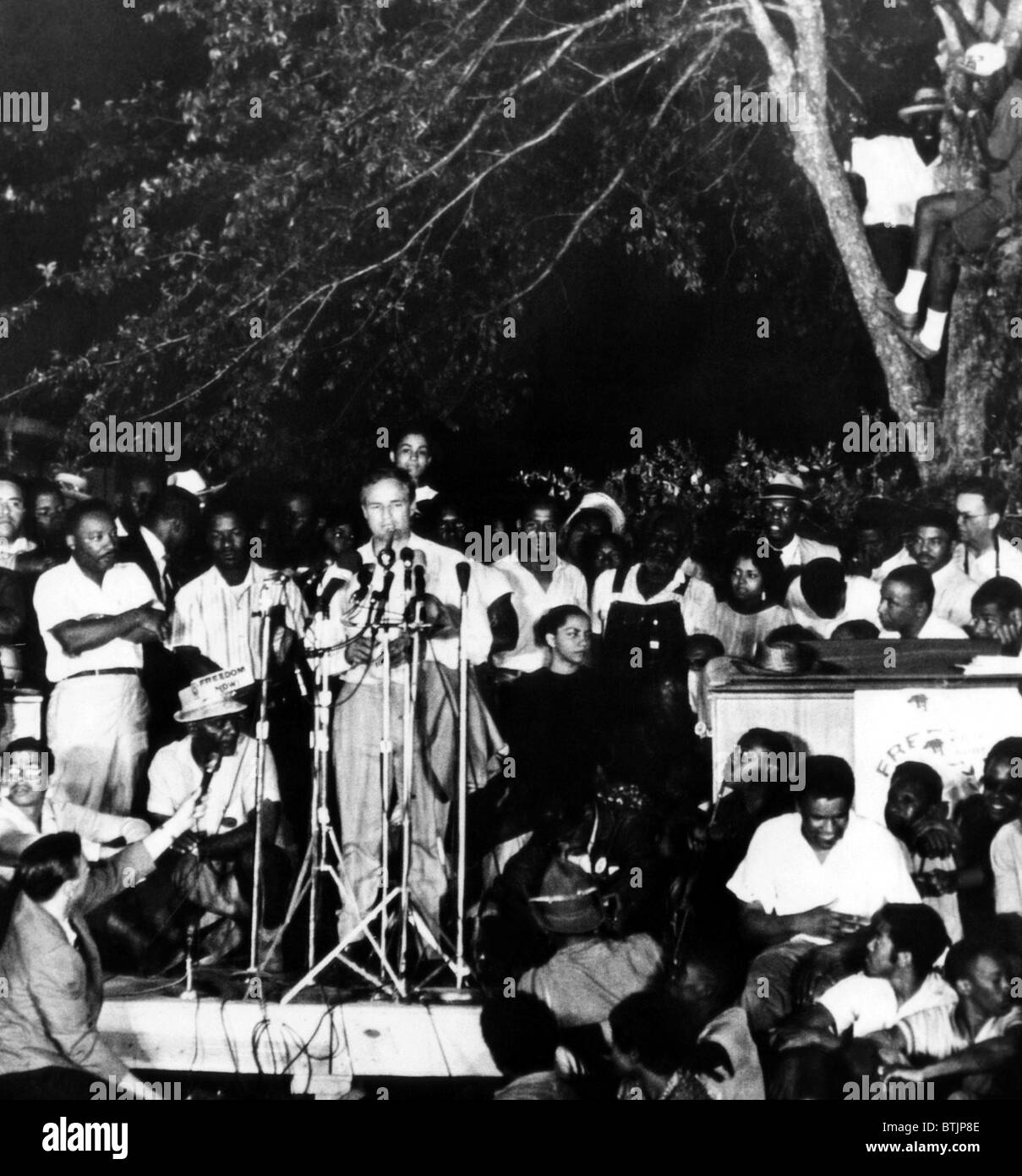 Marlon Brando parle de droits civils en marcheurs Tougaloo, Mississippi. Martin Luther King (à gauche), 1966. Avec la permission de : Banque D'Images