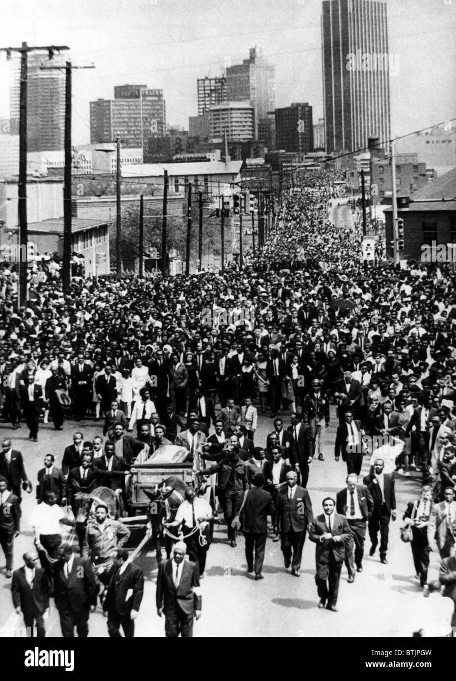 Une paire de mules Georgia tirer un wagon transportant le cercueil du Dr. Martin Luther King Jr., suivie par plus de 100 000 personnes je Banque D'Images
