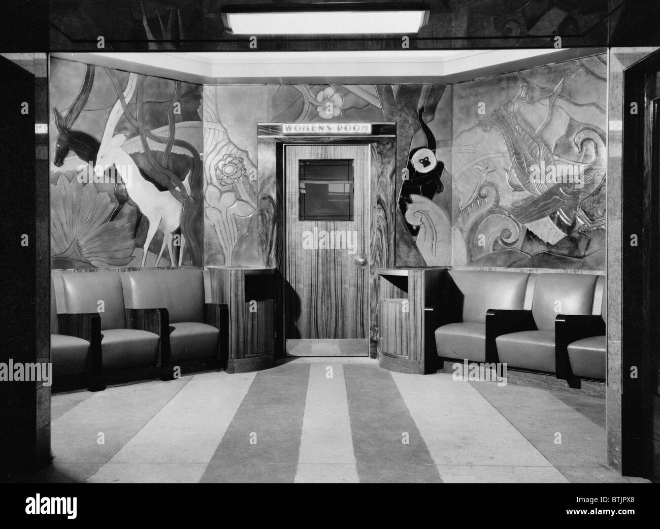 Cincinnati Union Terminal, sculpture de linoléum, entrée à la Chambre des femmes, construit en 1933, partiellement démoli en 1974, Cincinnati, Ohio, photo vers le début des années 1970. Banque D'Images