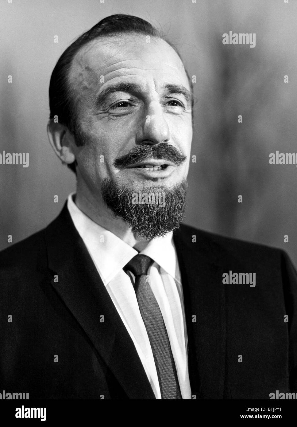 Mitch Miller, musicien et exécutif à la Columbia Records depuis de nombreuses années, vers 1963. Avec la permission des Archives CSU/Everett Collection Banque D'Images