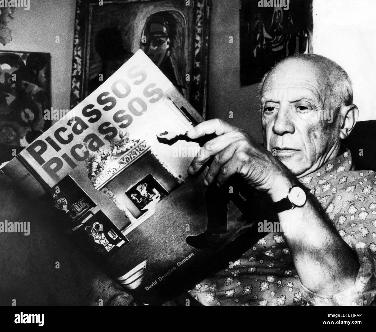 Pablo Picasso artiste fom lit son livre à son domicile sur la côte d'Azur. 10/19/60. Avec la permission de : Archives CSU/Everett Collection. Banque D'Images