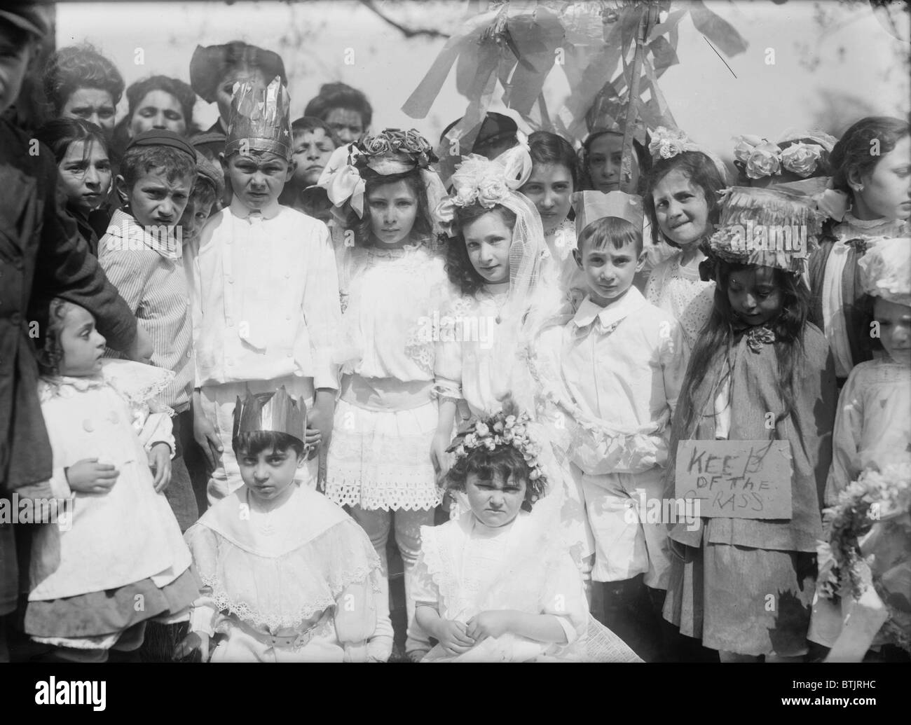 La ville de New York, les enfants pour le premier mai dans Central Park, certains portent des couronnes et des fleurs, le 1 mai 1908. Banque D'Images