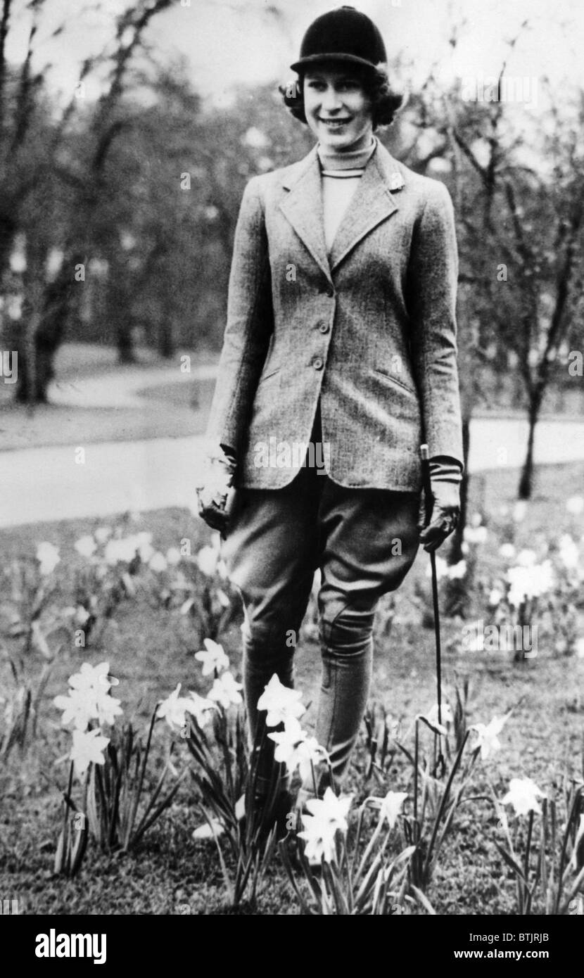 La princesse Elizabeth d'Angleterre, (la future reine Elizabeth II), la cueillette des jonquilles sur son 14ème anniversaire à Windsor Great Park, en Banque D'Images