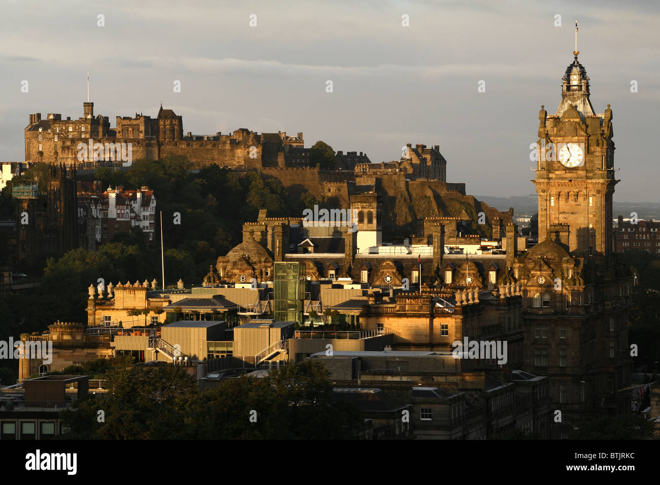 Le Château d'Édimbourg et Balmoral Hotel vu de Calton Hill, Édimbourg, Écosse Banque D'Images