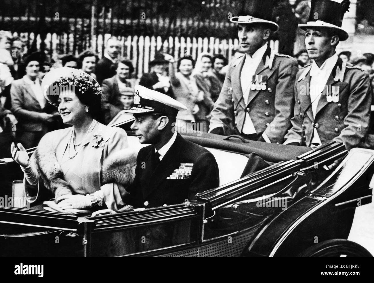 La Reine Elizabeth, le roi George VI, en arrivant à l'hippodrome d'Ascot, à Londres, 1947. Banque D'Images