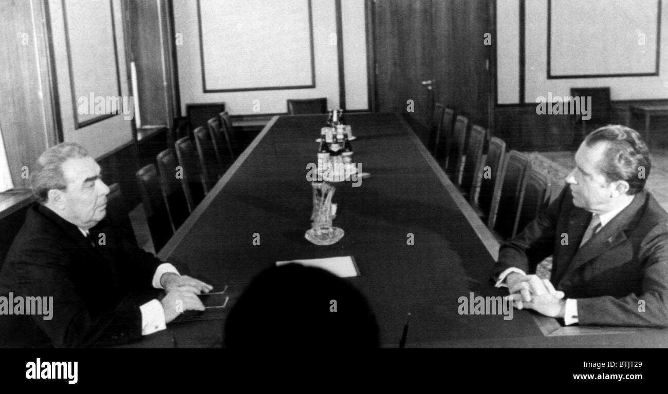 Le président Richard Nixon (à droite), rencontre avec le Secrétaire Général du Parti communiste soviétique, Leonid I. Brejnev (à gauche), en Banque D'Images