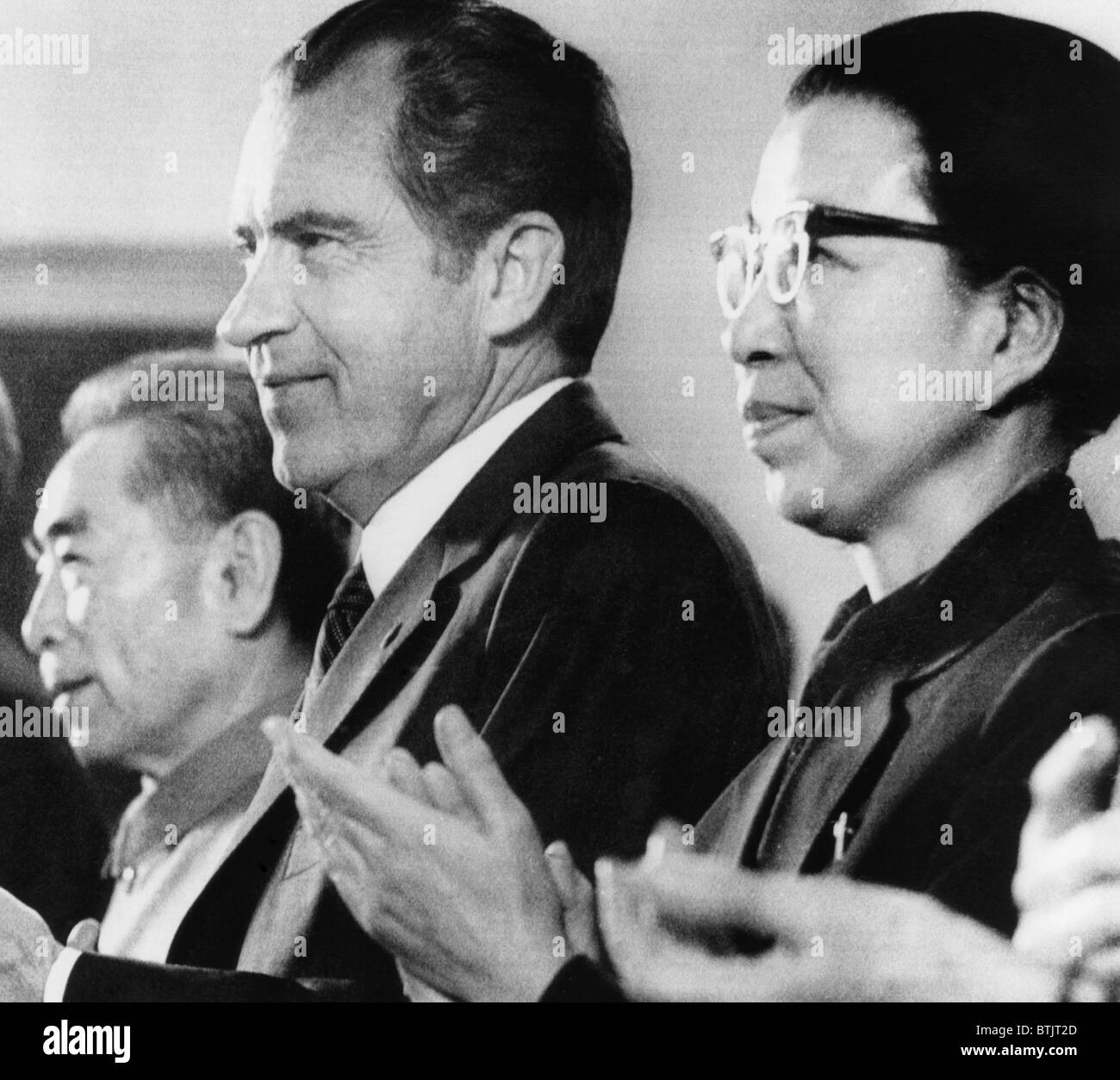 De gauche à droite : le premier ministre chinois Zhou Enlai, le président américain Richard Nixon, et Jiang Qing (épouse de Mao Zedong), saluant un ballet pe Banque D'Images