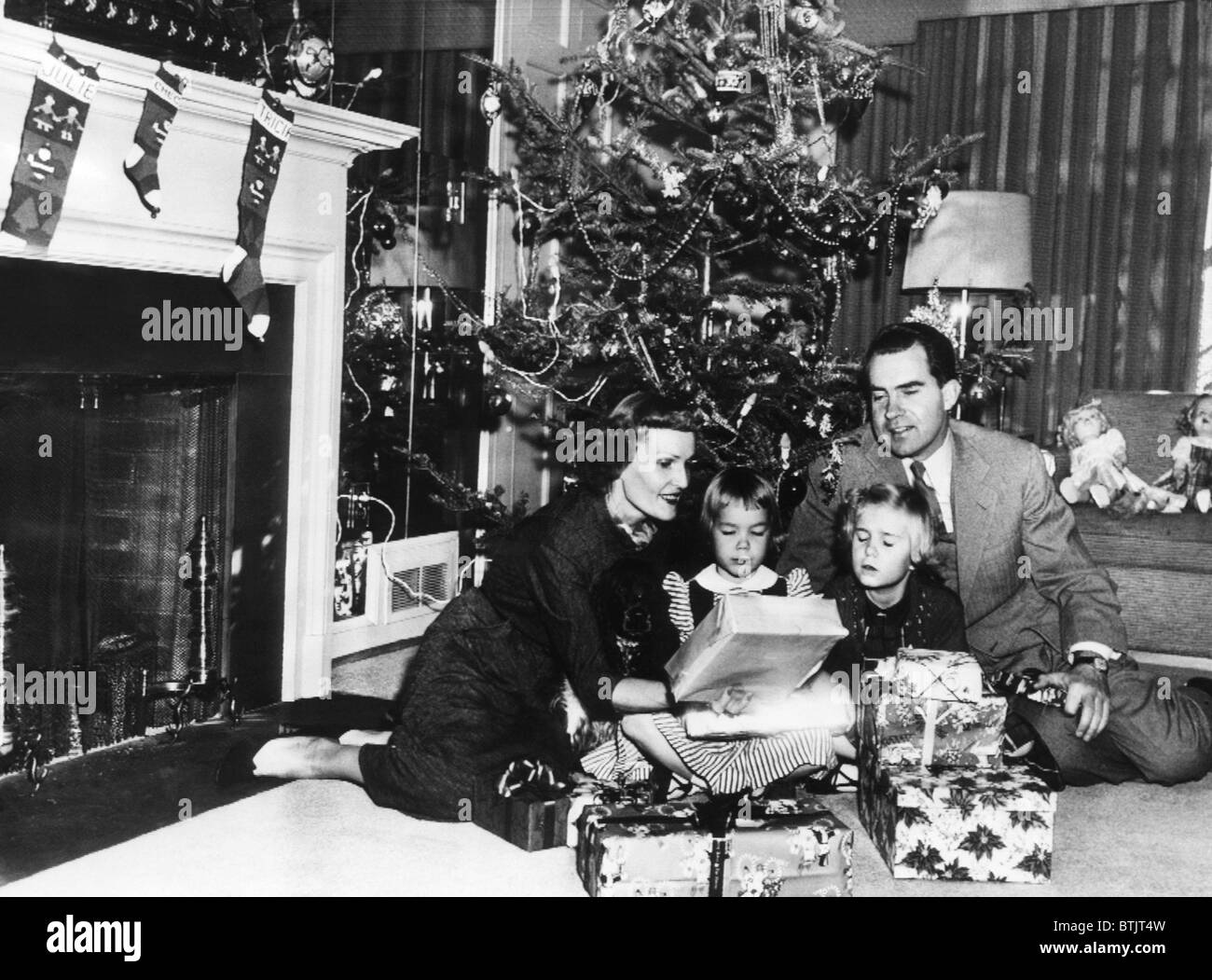 La famille Nixon la veille de Noël : Pat Nixon, Julie Nixon, Tricia Nixon, et le Vice-président Richard Nixon, Washington DC, décembre 20 01 Banque D'Images