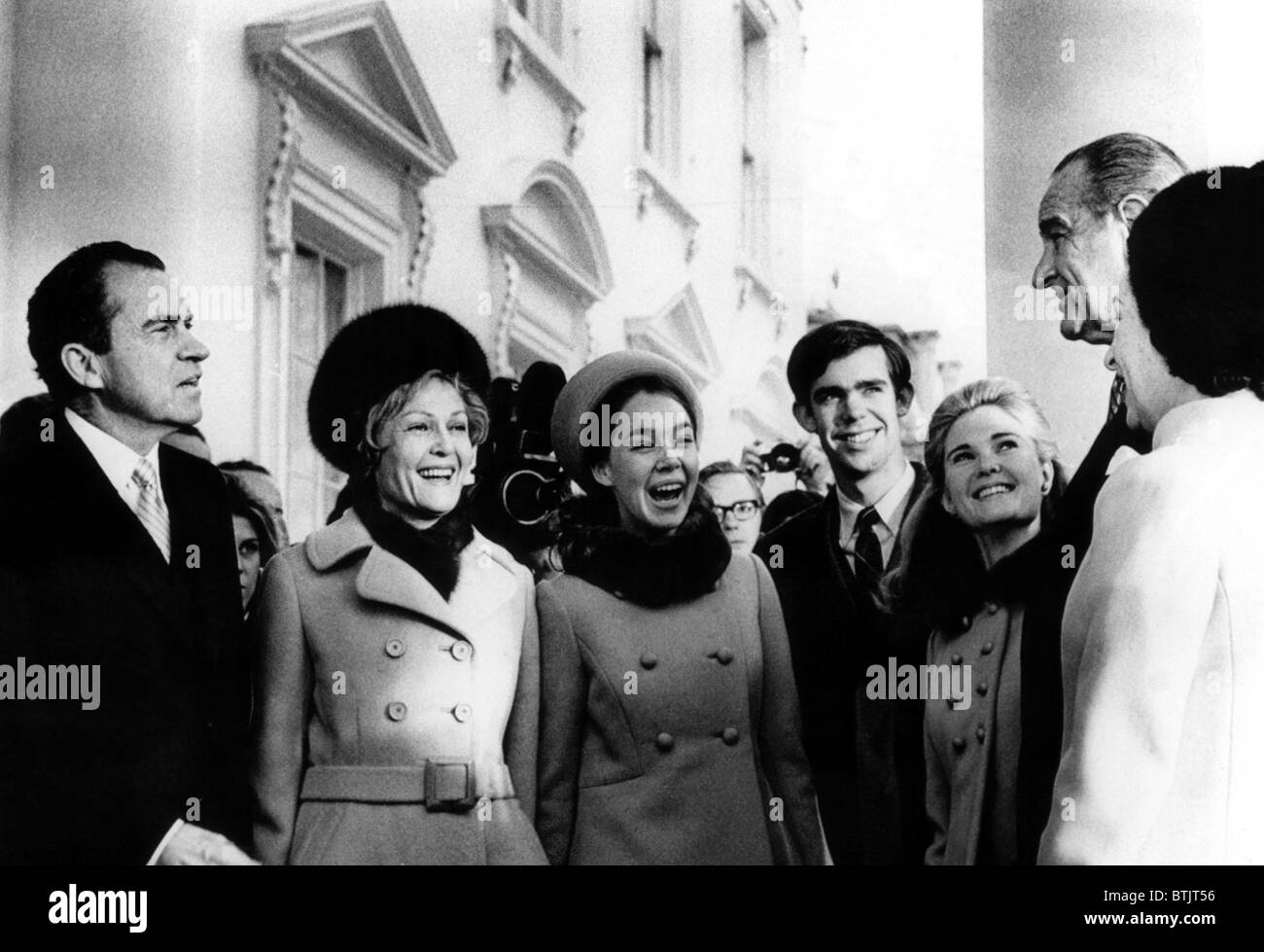 Richard Nixon, Pat Nixon, Julie Eisenhower, David Eisenhower, et Tricia Nixon, sont accueillis à la Maison Blanche par le Président Lynd Banque D'Images