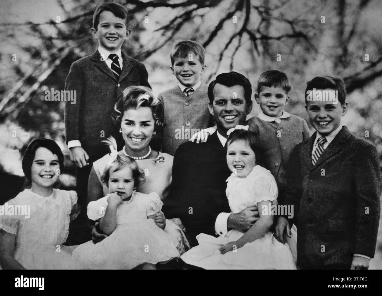Robert kennedy with his family wife ethel Banque d'images noir et blanc